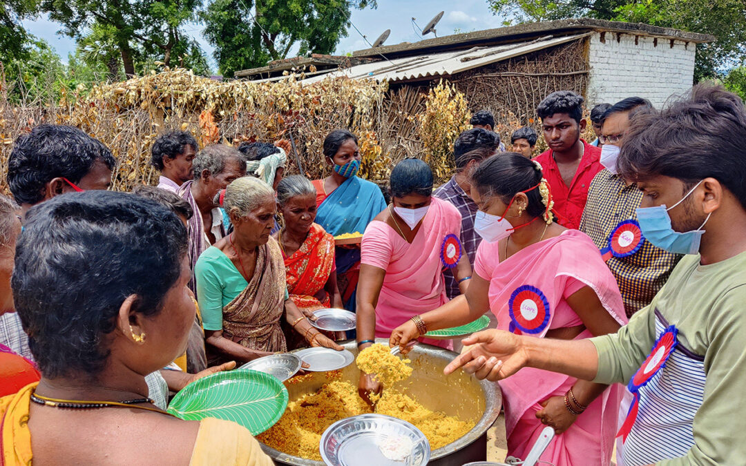 Lucha contra el hambre causada por la pandemia de la COVID-19 entre población tribal en situación de extrema pobreza en India